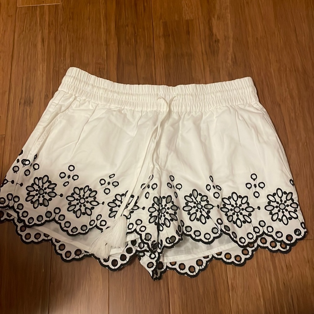 NWOT black eyelet vineyard vines shorts